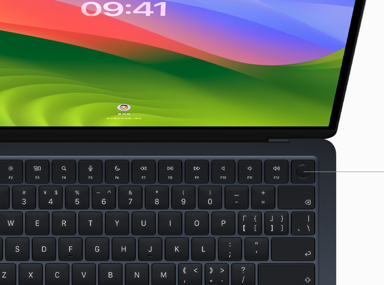 MacBook Air 俯视图，展示与 Apple Pay 配合使用的触控 ID 和妙控键盘。