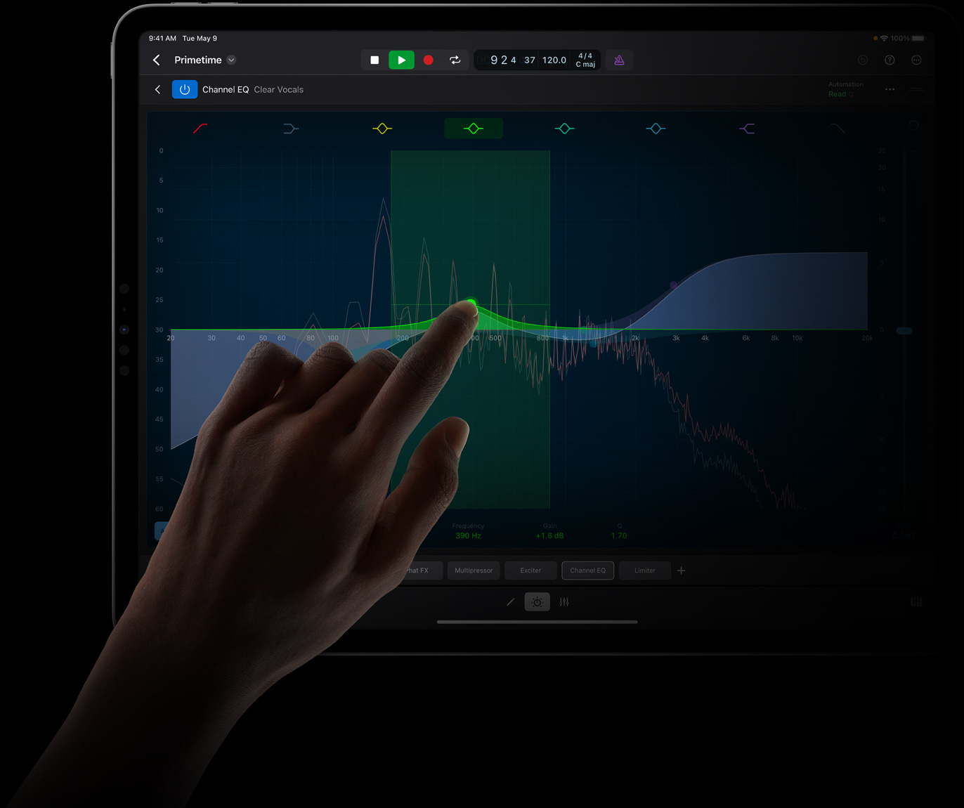 一只手点触 iPad Pro 屏幕，在 iPad Pro 上的 iPad 版 Logic Pro 中进行声音波形编辑。
