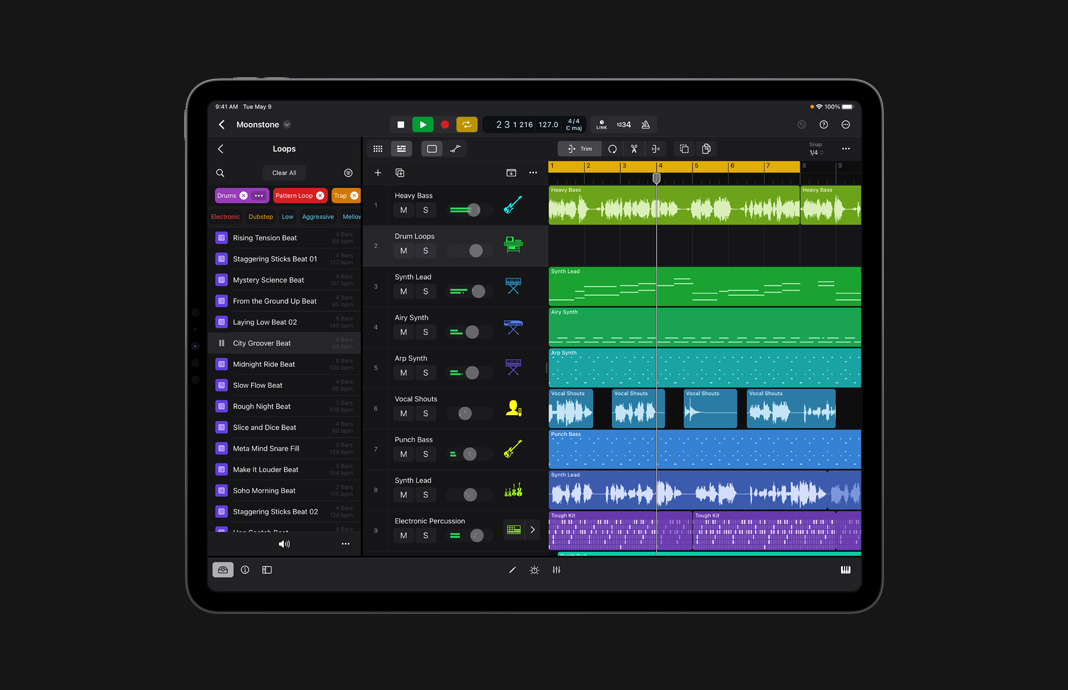 iPad Pro 展示 iPad 版 Logic Pro 中用于查找所有可用声音的搜索过滤系统。