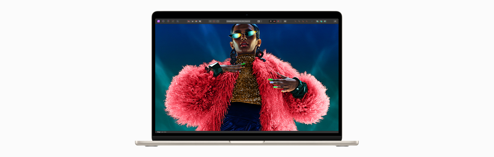MacBook Air 正面视图，展示 Liquid 视网膜显示屏。