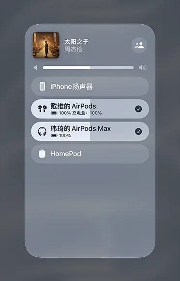 图片展示两副不同的 AirPods 播放 Apple Music 上的同一首歌曲