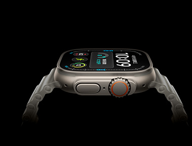 Apple Watch Ultra 4 侧面视图，展示原色钛金属表壳、数字时间显示、健康和健身指标、带有橙色圆圈的数码表冠，以及侧边按钮。