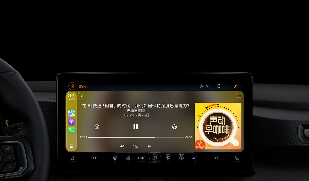 一辆车的内部空间，中控台屏幕显示 Apple 播客 app 正在通过 CarPlay 车载播放《声动早咖啡》播客中的单集《在 AI 快速「回答」的时代，我们如何保持深度思考能力？》，播放控制项包括快退 15 秒、暂停和快进 30 秒。