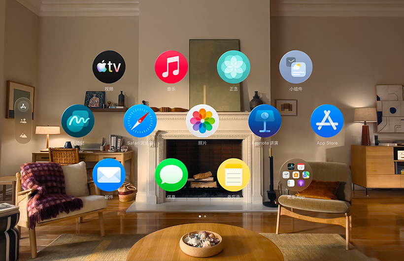 一名用户戴着 Apple Vision Pro 坐在客厅沙发上，启动主屏幕视图。