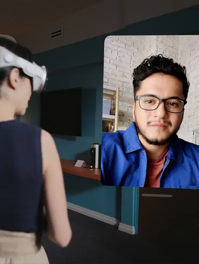 一位女士戴着 Apple Vision Pro，面前悬浮着 FaceTime 通话窗口。