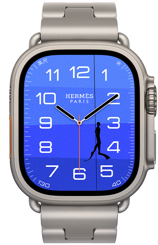 Apple Watch Hermès Ultra 4,展示 Fathom 和 Wonder 模拟表盘 (时针、分针和秒针、水深复杂功能,表盘显示潜水员在由深蓝色渐变至浅蓝色的海洋中向上游动的画面)、原色钛金属表壳、右侧外观、数码表冠、凸起的侧边按钮,搭配 Gris Titane 钛灰色 Grand H Titane 表带。背景为水下场景,一个橙色浮标漂浮在蔚蓝大海上,越往海底,海水愈发深邃,两只浅蓝色的海马守护在海底的橙色 Hermès 爱马仕盒子旁。