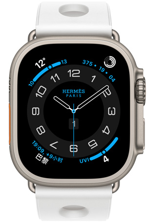Apple Watch Hermès Ultra 3，展示原色钛金属表壳、Hermès 爱马仕 Circulaire 表盘和多项复杂功能，包括天气、健身记录圆环、巴黎时间和紫外线指数，搭配 Blanc 白色 Scub'H Diving 表带