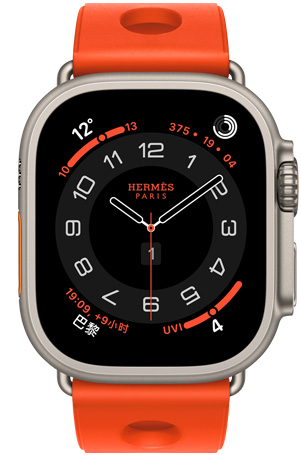 Apple Watch Hermès Ultra 3，展示 Circulaire 模拟表盘 (时针、分针和秒针，以及天气、健身记录圆环、巴黎时间和紫外线指数等复杂功能)、原色钛金属表壳、右侧外观、数码表冠、凸起的侧边按钮，以及搭配的 Orange Néon 霓虹橙色 (亮橙色系) Scub’H Diving 表带，表带采用橡胶模塑成型，中央具有圆形开孔。