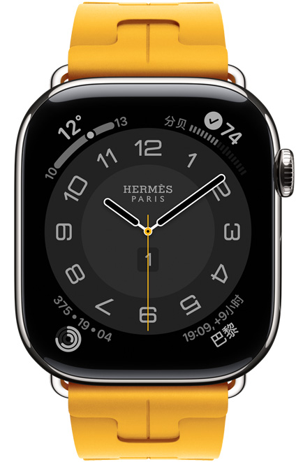Apple Watch Hermès Series 11，展示 Circulaire 模拟表盘 (时针、分针、秒针，以及天气、健身记录圆环、巴黎时间和噪声等复杂功能)、银色钛金属表壳、右侧外观、数码表冠，以及搭配的 Jaune 黄色 (亮黄色系) Kilim Single Tour 表带，表带采用氟橡胶材质。