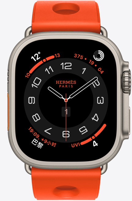 Apple Watch Hermès Ultra 3，展示 Circulaire 模拟表盘 (时针、分针和秒针，以及天气、健身记录圆环、巴黎时间和紫外线指数等复杂功能)、原色钛金属表壳、右侧外观、数码表冠、凸起的侧边按钮，以及搭配的 Orange Néon 霓虹橙色 (亮橙色系) Scub’H Diving 表带，表带采用橡胶模塑成型，中央具有圆形开孔。