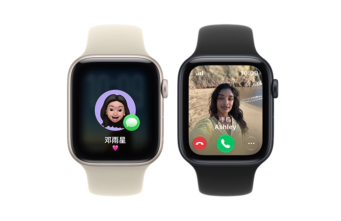 两只 Apple Watch SE 3 设备，展示星光色和午夜色铝金属表壳，屏幕分别显示拟我表情和来电画面，右侧外观、数码表冠，搭配沙砾色 (浅小麦色系) 和黑色运动型表带。