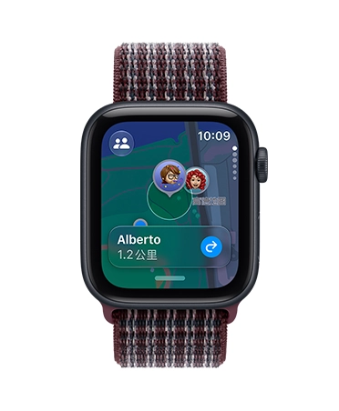 Apple Watch SE 3，展示午夜色铝金属表壳、查找 app 界面 (地图背景上有多个拟我表情)、右侧外观、数码表冠，搭配勃艮第酒红色回环式运动表带。