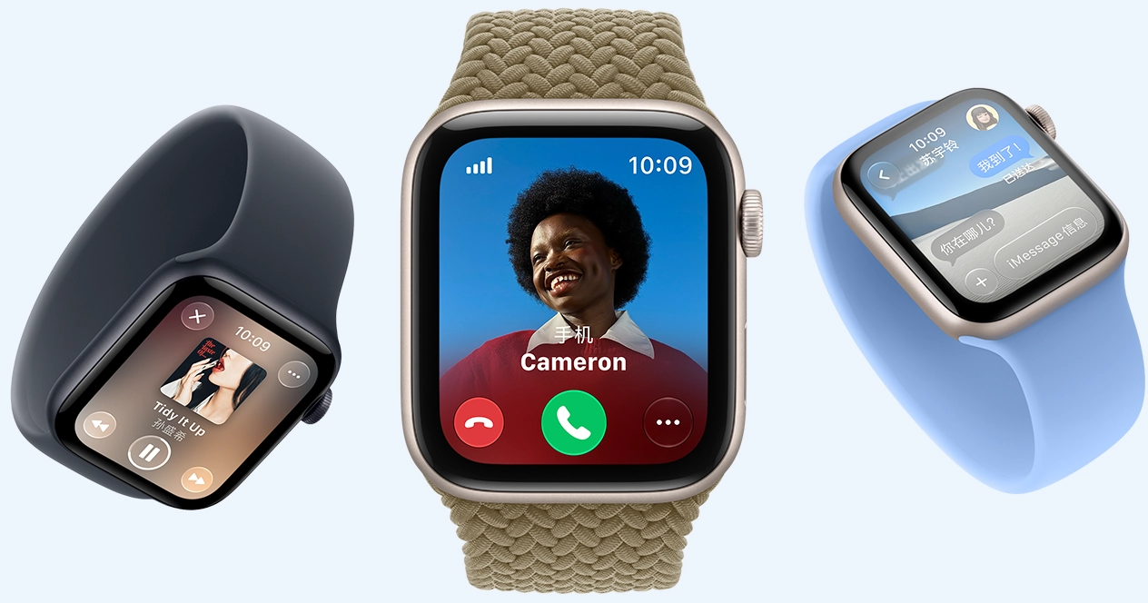 三只 Apple Watch SE 3 设备，屏幕分别显示 Apple Music、来电、信息 app，展示星光色和午夜色铝金属表壳，分别搭配海军蓝色和山花蓝色单圈表带，以及橄榄色 (大地绿色系) 编织单圈表带。