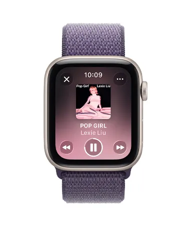 Apple Watch SE 3，展示星光色铝金属表壳、媒体播放、Apple Music，数码表冠位于右侧，搭配雾紫色回环式运动表带。
