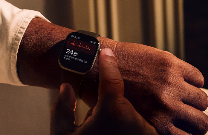 一个人按住 Apple Watch Series 11 的数码表冠，用移动心电图房颤提示软件来跟测心脏健康状况。