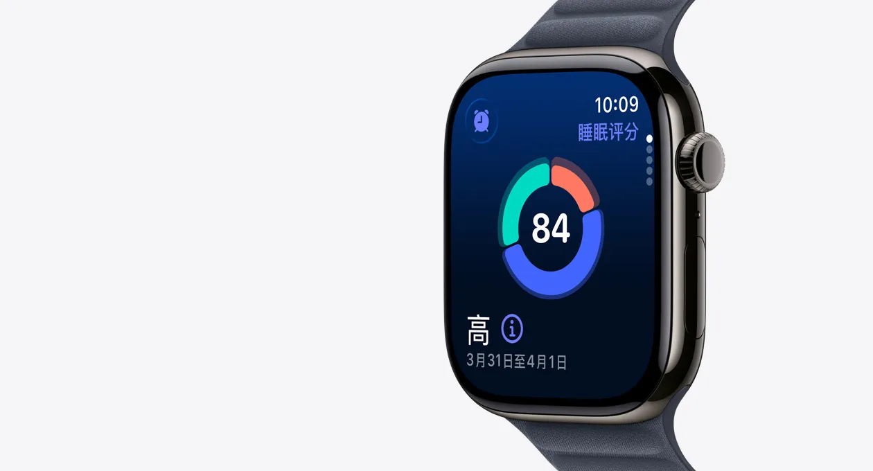 Apple Watch Series 11，展示石板色钛金属表壳、屏幕显示睡眠评分圆形图表、右侧外观、数码表冠、搭配海军蓝色磁力链式表带。