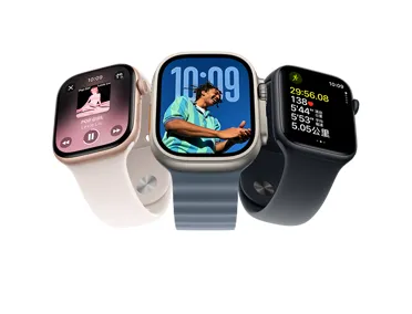 三款 Apple Watch 设备：Apple Watch Series 11，展示玫瑰金色铝金属表壳、Apple Music 歌单控制项、右侧外观、数码表冠，搭配具有银色按扣加收拢式表扣的淡桃粉色运动型表带；Apple Watch Ultra 3，展示原色钛金属表壳、全面屏、照片与时间叠加显示、右侧外观、数码表冠，搭配采用孔链式结构设计和氟橡胶材质的铁锚蓝色海洋表带；Apple Watch SE 3，展示午夜色铝金属表壳、右侧外观、数码表冠、户外跑步体能训练进阶指标。
