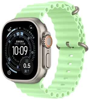 Apple Watch Ultra 3，展示原色钛金属表壳、定向越野表盘及天气、停车位置和到水面的距离等复杂功能、右侧外观、数码表冠、麦克风、侧边按钮，搭配霓虹绿色海洋表带。