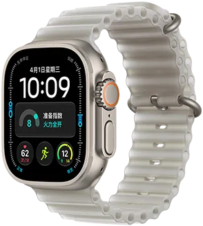 Apple Watch Ultra 4，展示原色钛金属表壳、模块表盘、星期和日期、准备指数、心率、跑步体能训练、天气复杂功能、右侧外观、数码表冠、凸起的侧边按钮，搭配半透明灰色海洋表带。