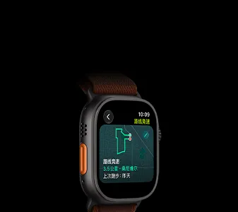 Apple Watch Ultra 4，展示黑色钛金属表壳、路线竞速功能中的跑步路线图、左侧外观、操作按钮，搭配勃艮第酒红色高山回环式表带。