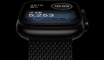 Apple Watch Ultra 4，展示黑色钛金属表壳、紧凑模块表盘、星期和日期复杂功能、智能叠放中的步数小组件。