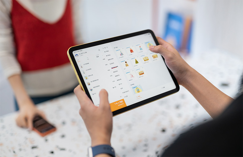 iPad 和 FLIPOS app 助 FLUFFY 员工一臂之力，POS 系统的强大功能尽在掌握。