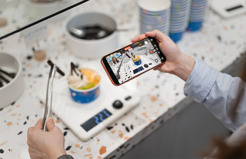 借助 iPhone 的同步双拍功能，FLUFFY 团队拍摄新食谱的培训视频时，可以同时录制示范操作和培训师的讲解。