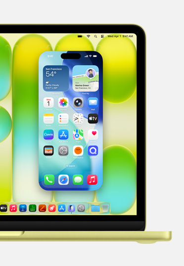 MacBook 的正面视图，屏幕展示 iPhone 镜像功能，用户可使用该功能在 Mac 上操作 iPhone 屏幕