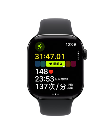 Apple Watch Series 11，展示抛光的亮黑色铝金属表壳、开启的户外跑步体能训练、心率区间 3 的心率、右侧外观带有数码表冠，搭配黑色运动型表带。