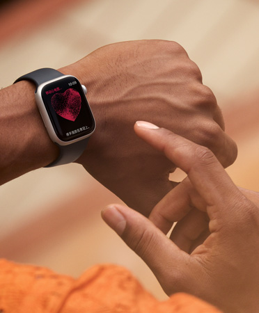一个人在外出时使用 Apple Watch Series 11 记录单通道心电图。