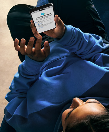 一个人在 iPhone 上查看“可能出现睡眠呼吸暂停”提示的详情。