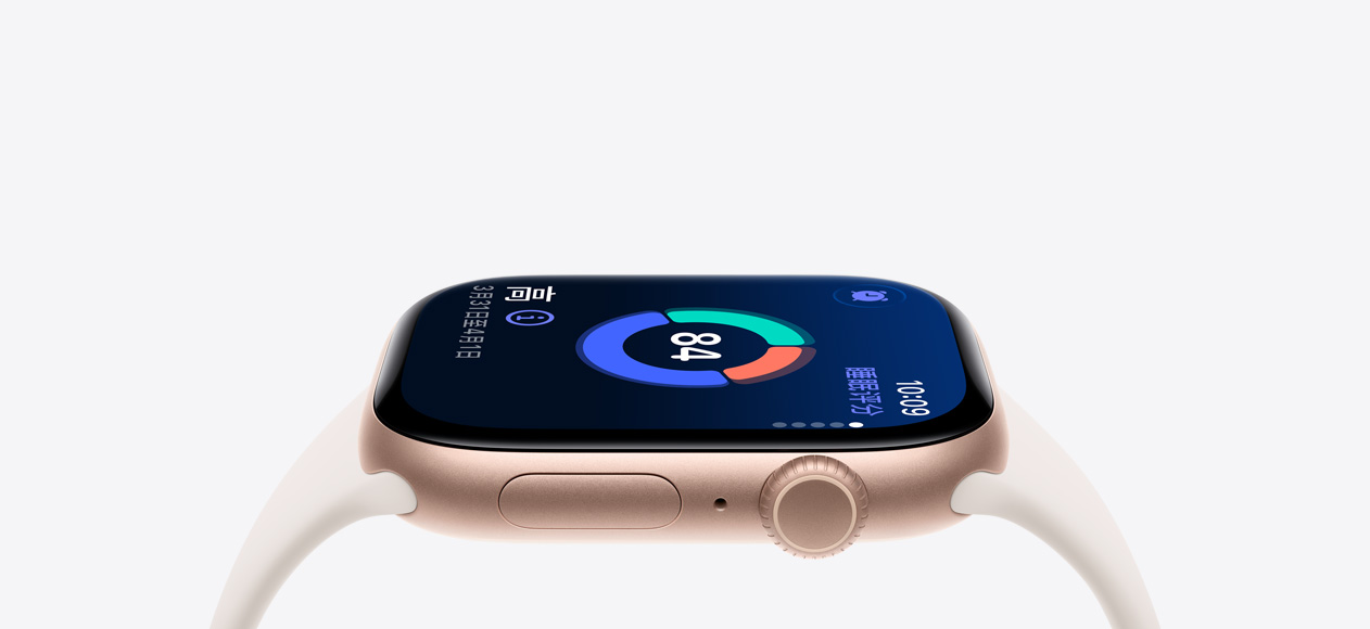 Apple Watch Series 11 的精彩特写，展示玫瑰金色铝金属表壳搭配星光色运动型表带，屏幕显示睡眠评分。