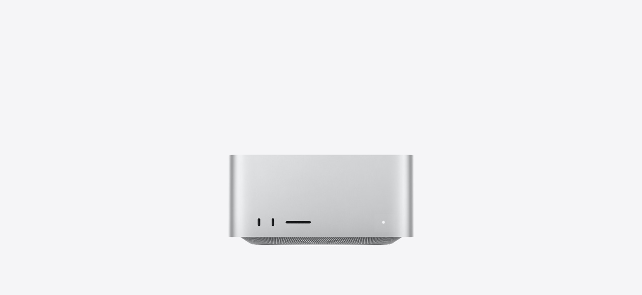 Mac Studio 的正面视图，展示两个 USB-C 端口，一个 SDXC 卡槽和指示灯。