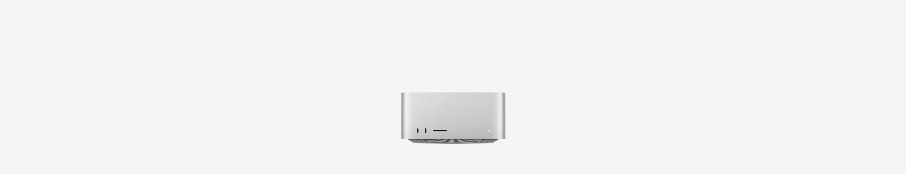 银色 Mac Studio 的正面图，展示两个 USB-C 端口、SDXC 卡插槽、状态指示灯、底部收窄的底座、平坦的顶部、圆润侧边和直边设计。