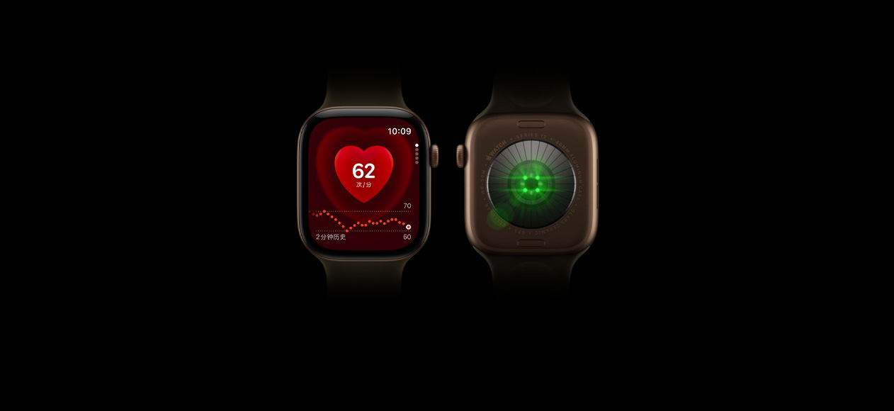 两只 Apple Watch Series 12 设备，深古铜色铝金属表壳搭配橄榄色运动型表带，其中一只展示手表正面屏幕上的心率 app；另一只展示手表背面亮着绿色 LED 灯光的健康感测系统。