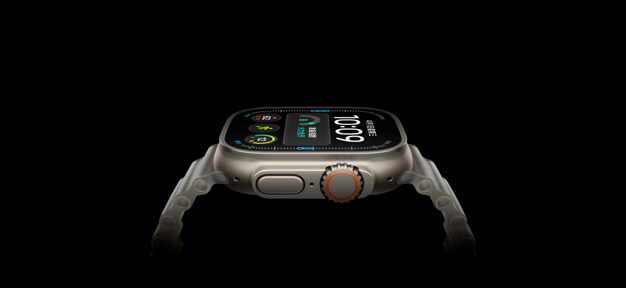 Apple Watch Ultra 4，展示原色钛金属表壳、右侧外观、数码表冠、凸起的侧边按钮、数字表盘，搭配半透明灰色海洋表带。