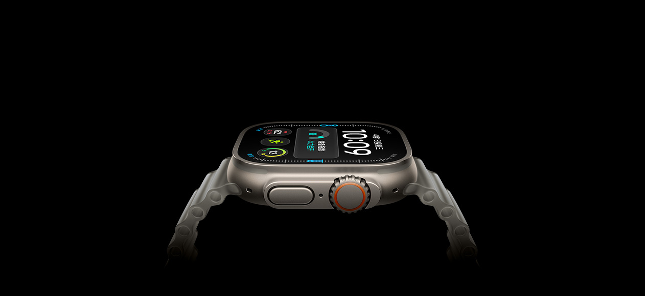 Apple Watch Ultra 4，展示原色钛金属表壳、右侧外观、数码表冠、凸起的侧边按钮、数字表盘，搭配半透明灰色海洋表带。