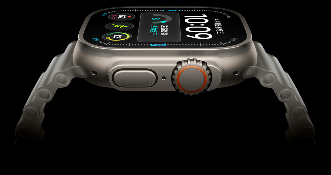 Apple Watch Ultra 4，展示原色钛金属表壳；屏幕显示数字时间、健康和健身指标。
