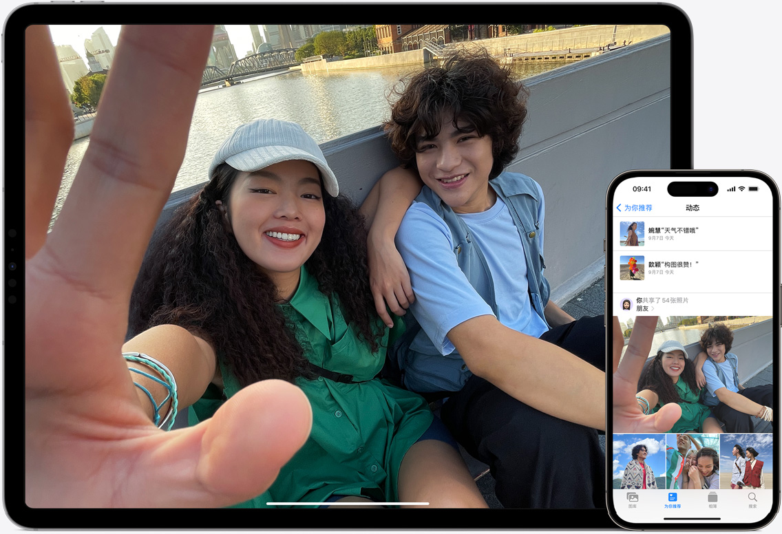iPad 和 iPhone 屏幕显示着 iCloud 照片，画面是两个朋友在上海以外白渡桥和东方明珠电视塔为背景微笑着合影