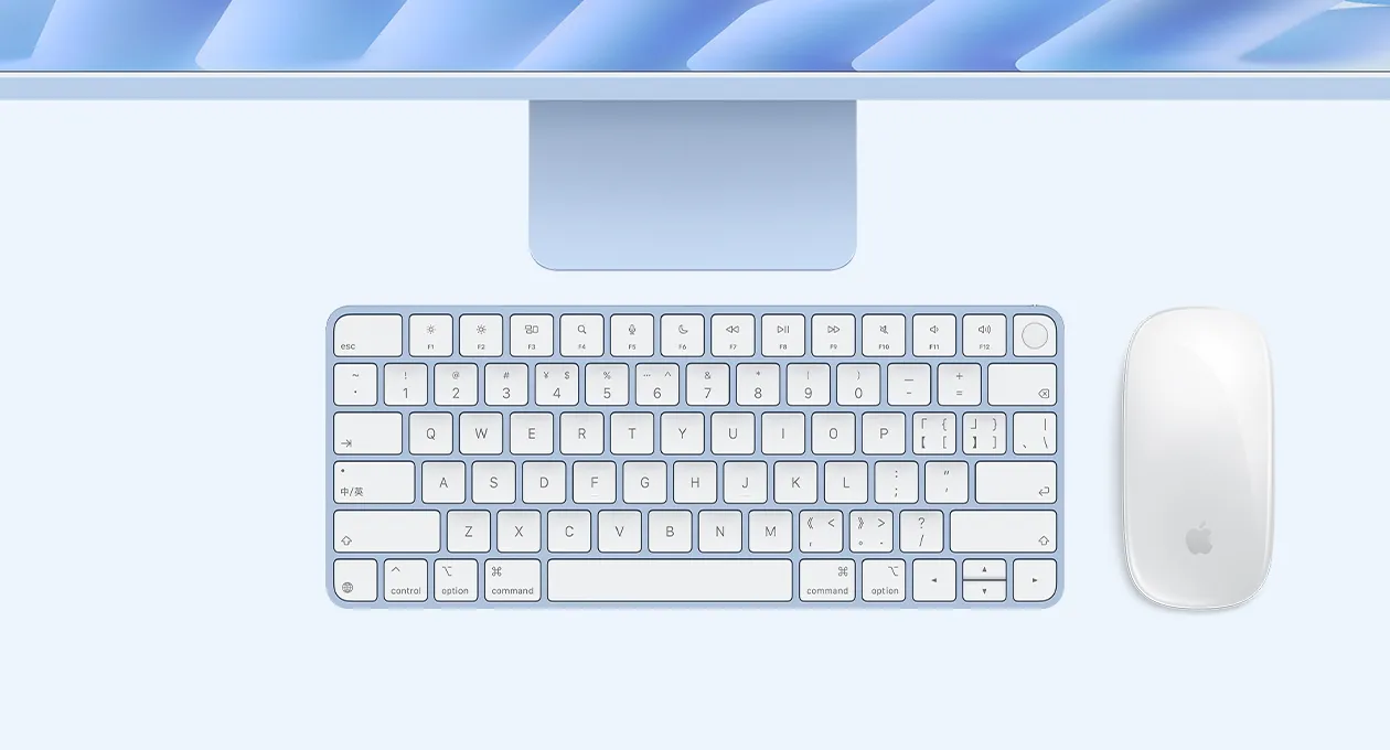 蓝色 iMac 外观俯视图，搭配妙控鼠标和带有触控 ID 的妙控键盘。