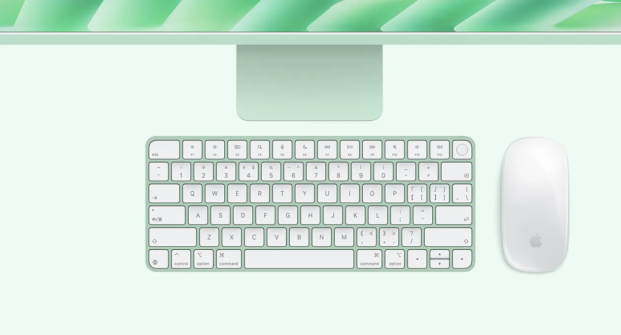 绿色 iMac 外观俯视图，搭配妙控鼠标和带有触控 ID 的妙控键盘。