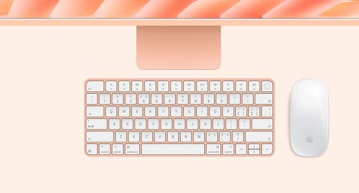 橙色 iMac 外观俯视图，搭配妙控鼠标和带有触控 ID 的妙控键盘。