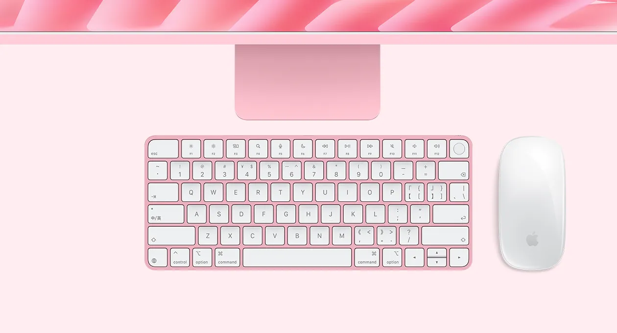 粉色 iMac 外观俯视图，搭配妙控鼠标和带有触控 ID 的妙控键盘。