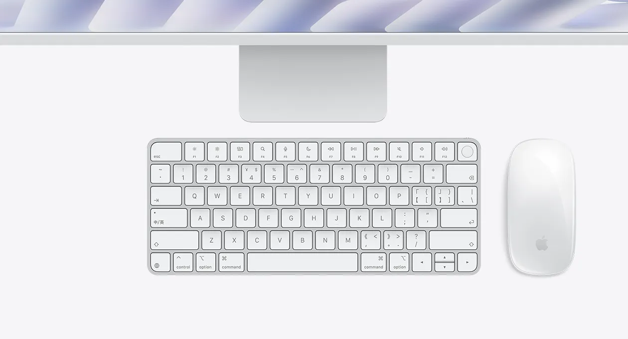 银色 iMac 外观俯视图，搭配妙控鼠标和带有触控 ID 的妙控键盘。