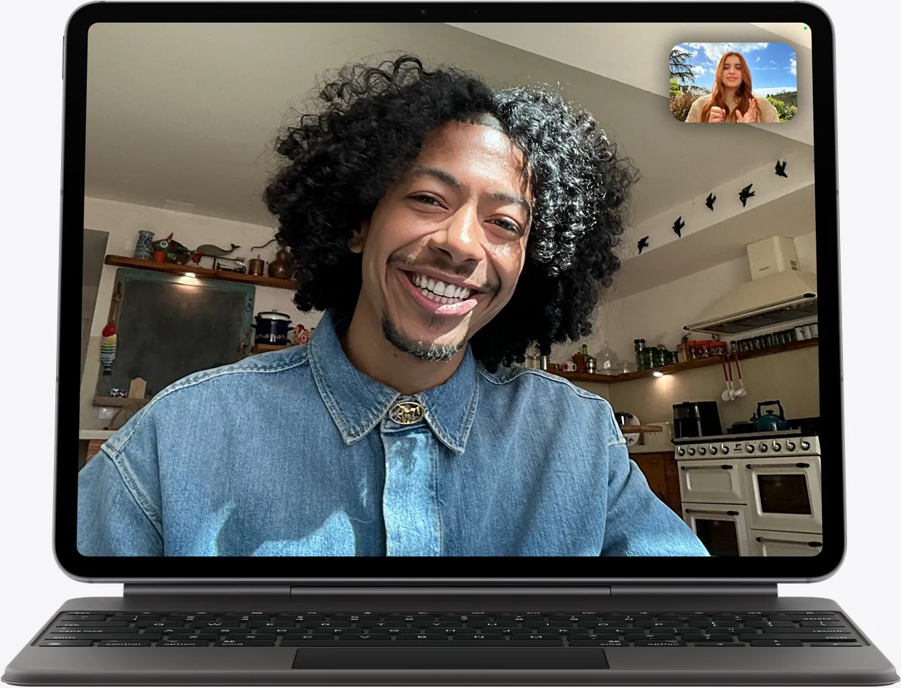连接黑色妙控键盘 iPad Air 的正面外观，屏幕显示 FaceTime 通话，可以看到正在通话的人。