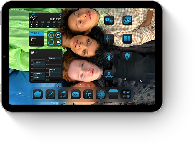 iPad mini 的主屏幕上显示多个与自定义墙纸相称的 app 和小组件。