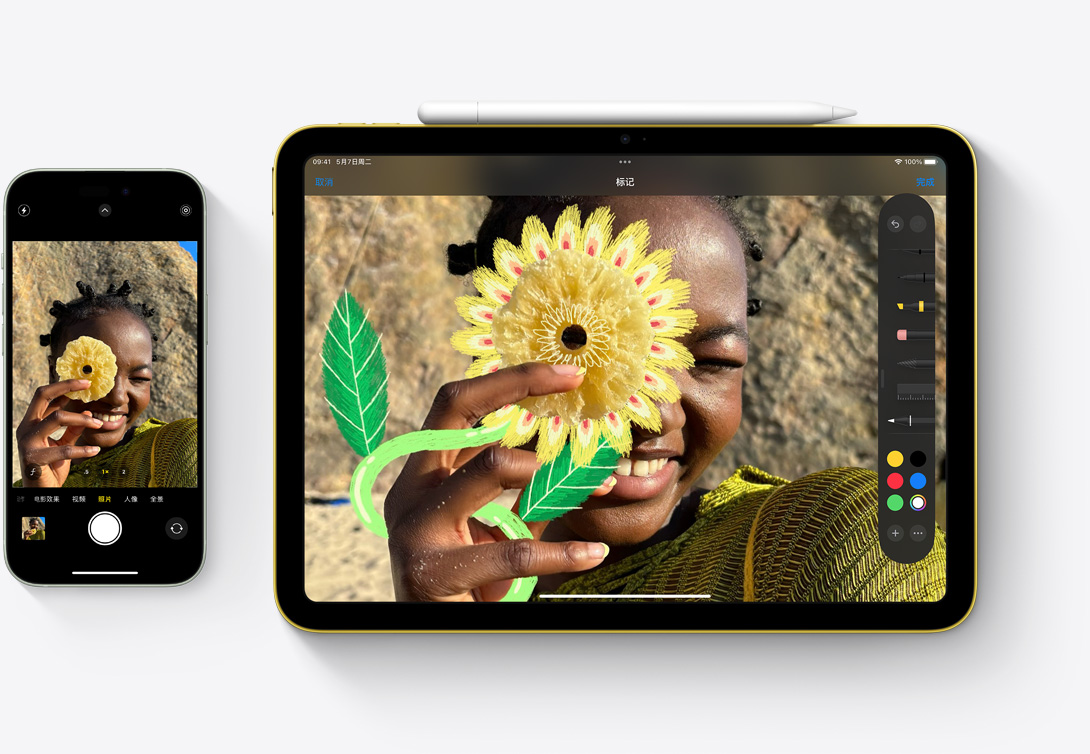 一部 iPhone 15 和一台 iPad 并排摆放，强调如何在 iPad 上用照片 app 对 iPhone 相机拍摄的照片进行标注。