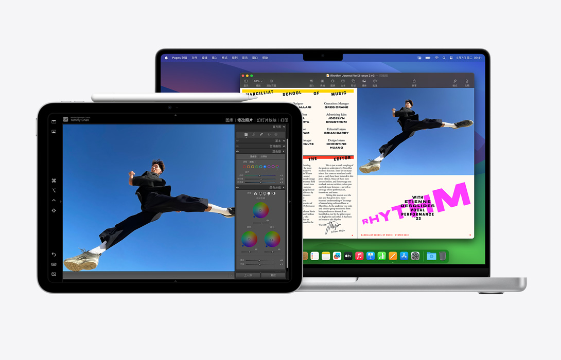 一台 iPad 和一台 MacBook Pro 并排摆放，强调如何在 Mac 上的 Pages 文稿中使用 iPad 上编辑好的照片。
