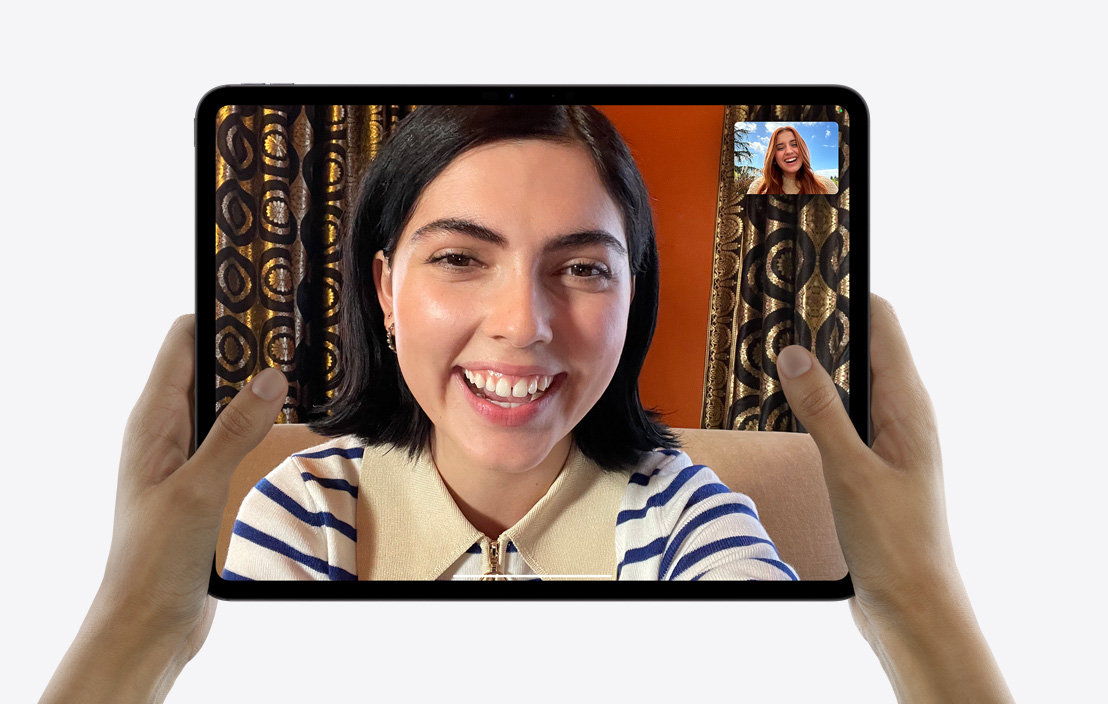 一双手拿着 iPad Pro，屏幕上显示 FaceTime 通话。