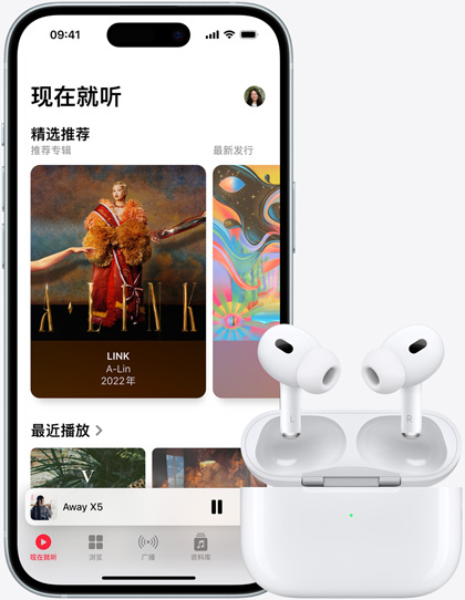 图片展示 AirPods 旁的 iPhone 15 正在播放音乐